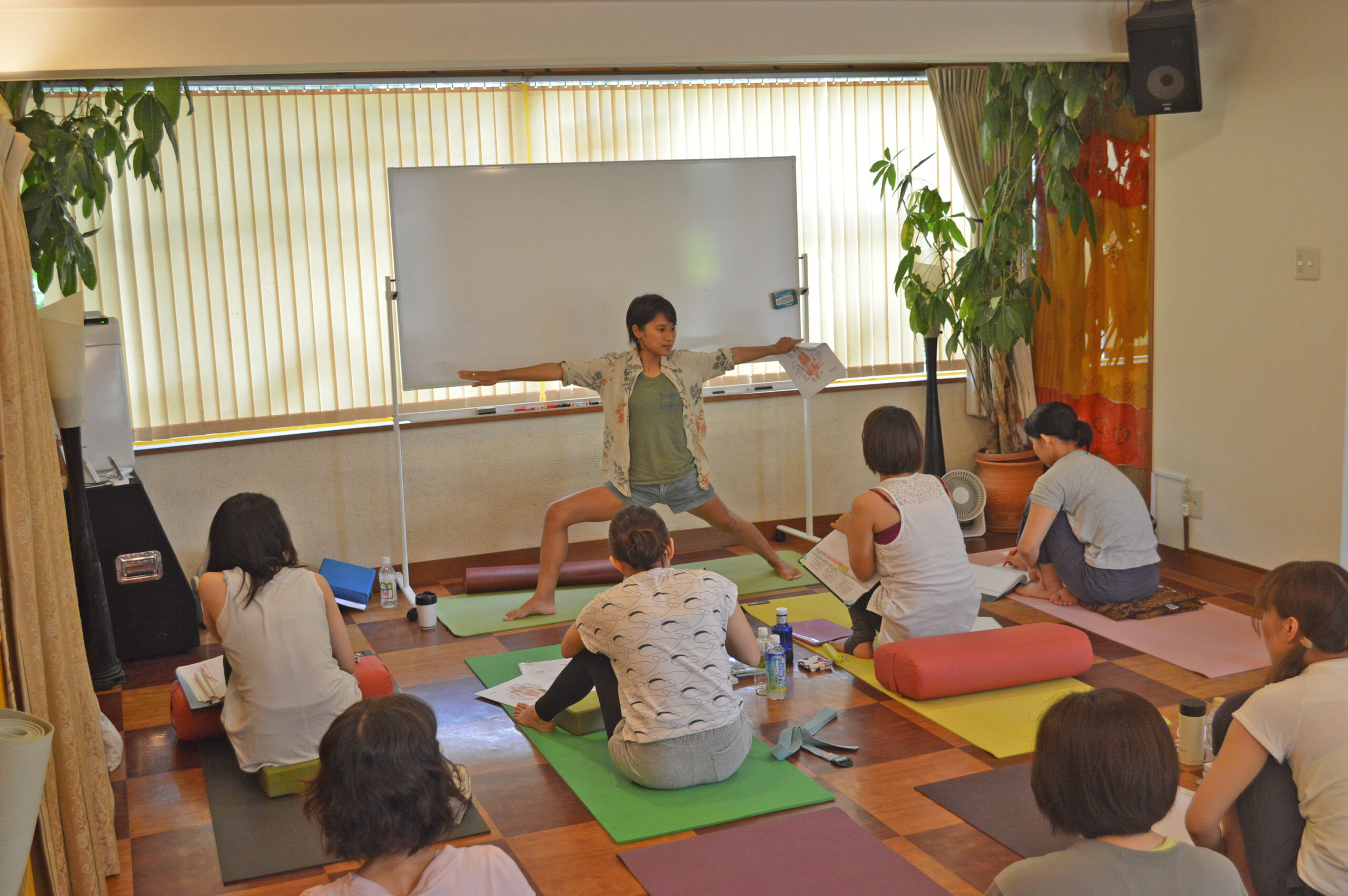 RYT200講座で仲間と学び合う風景