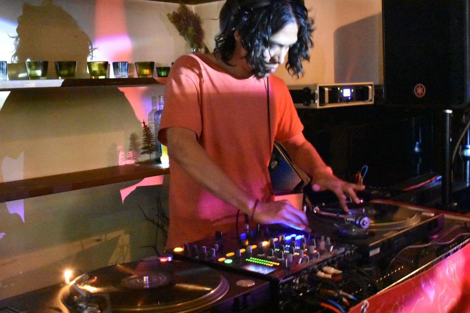 ヨガを通して早起きと朝の静けさを楽しむ様子