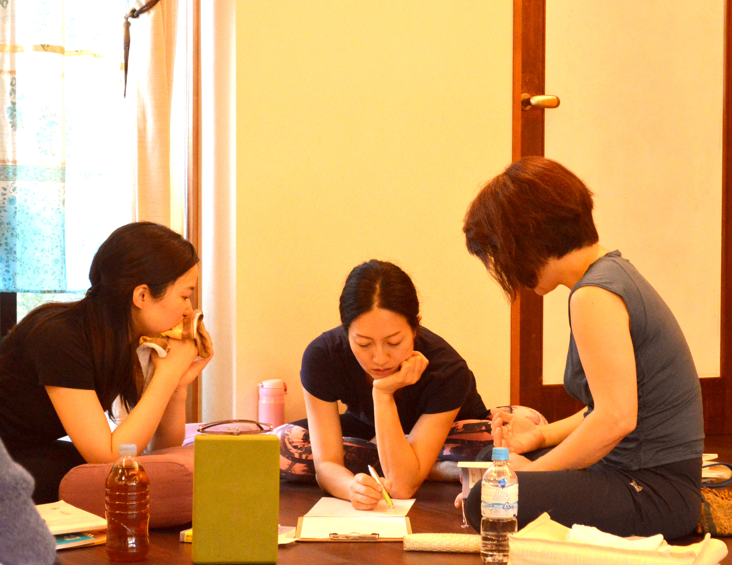 ヨガ哲学の授業で深い学びを得ている様子