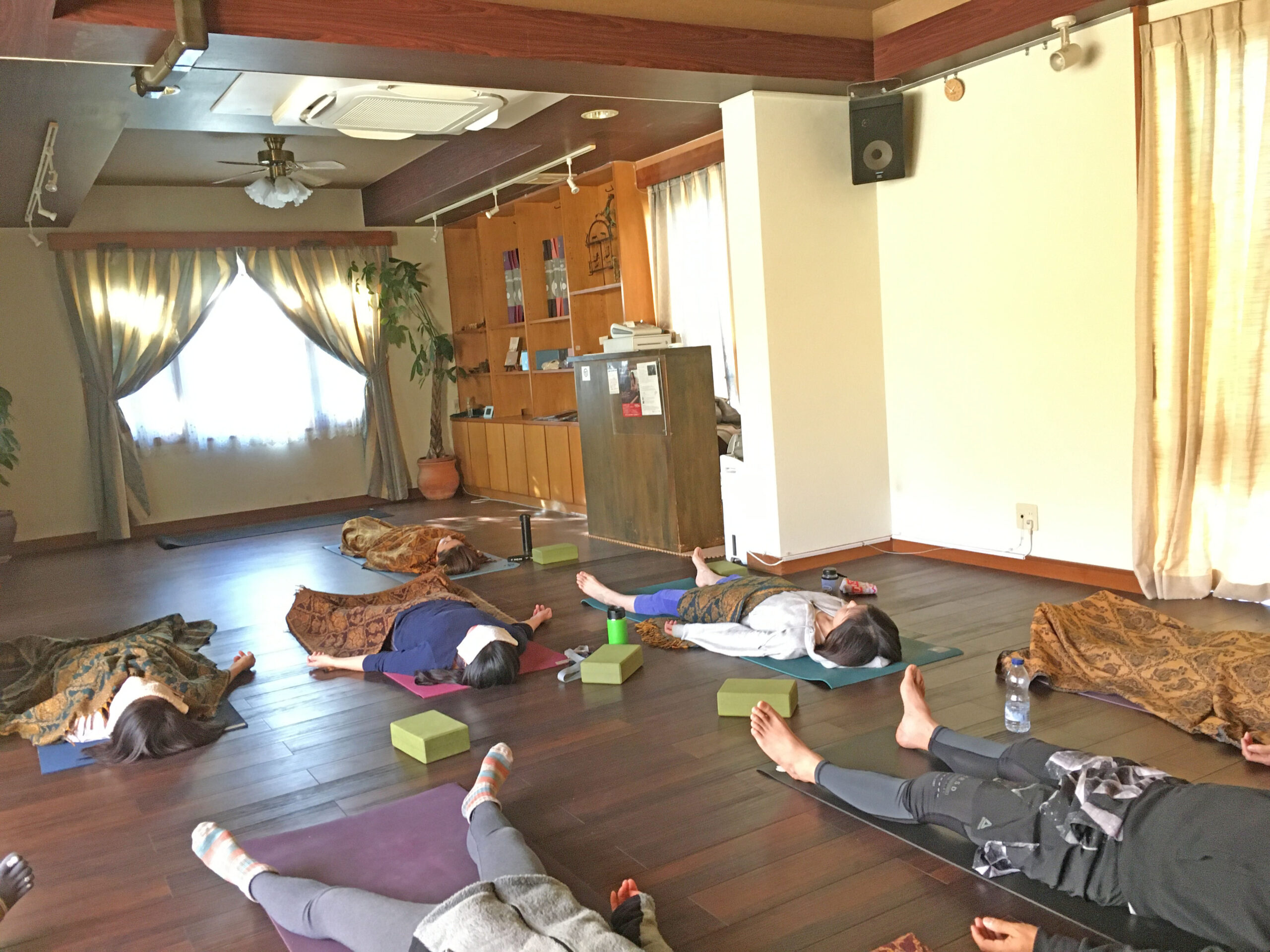 初めてのヨガクラスで体験したシャヴァーサナの様子