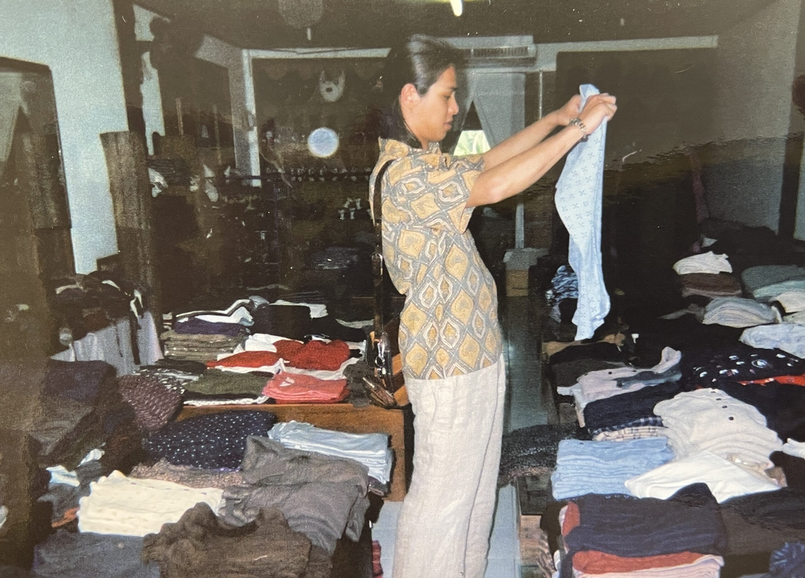 全国各地のエスニックショップを訪問する営業の様子