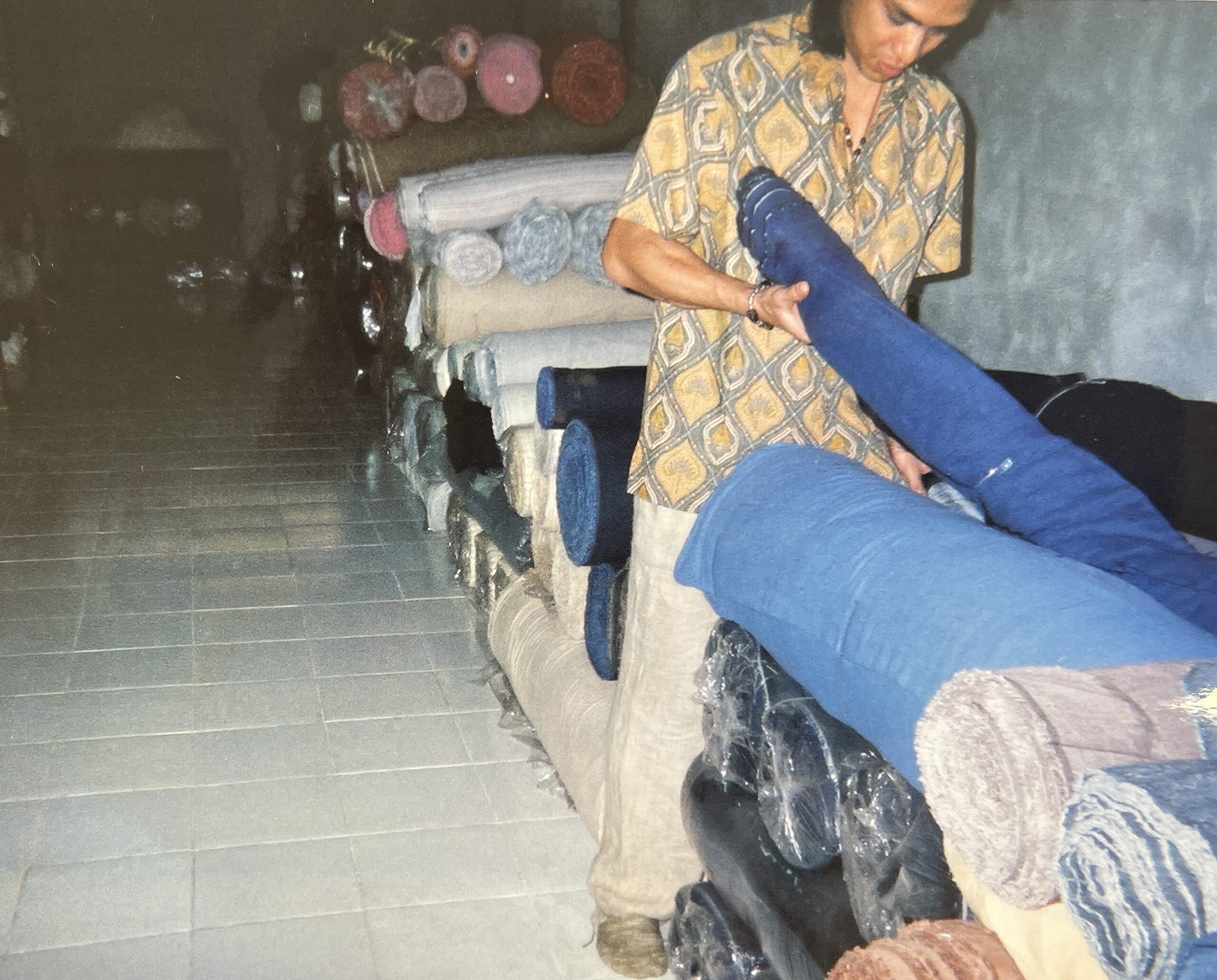 商品企画の現場で生地やサンプルを確認している様子