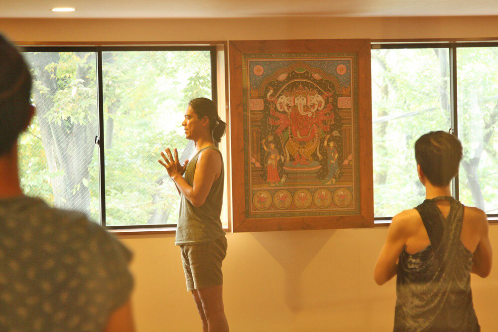 ヨガを通して笑顔で日常を過ごす様子