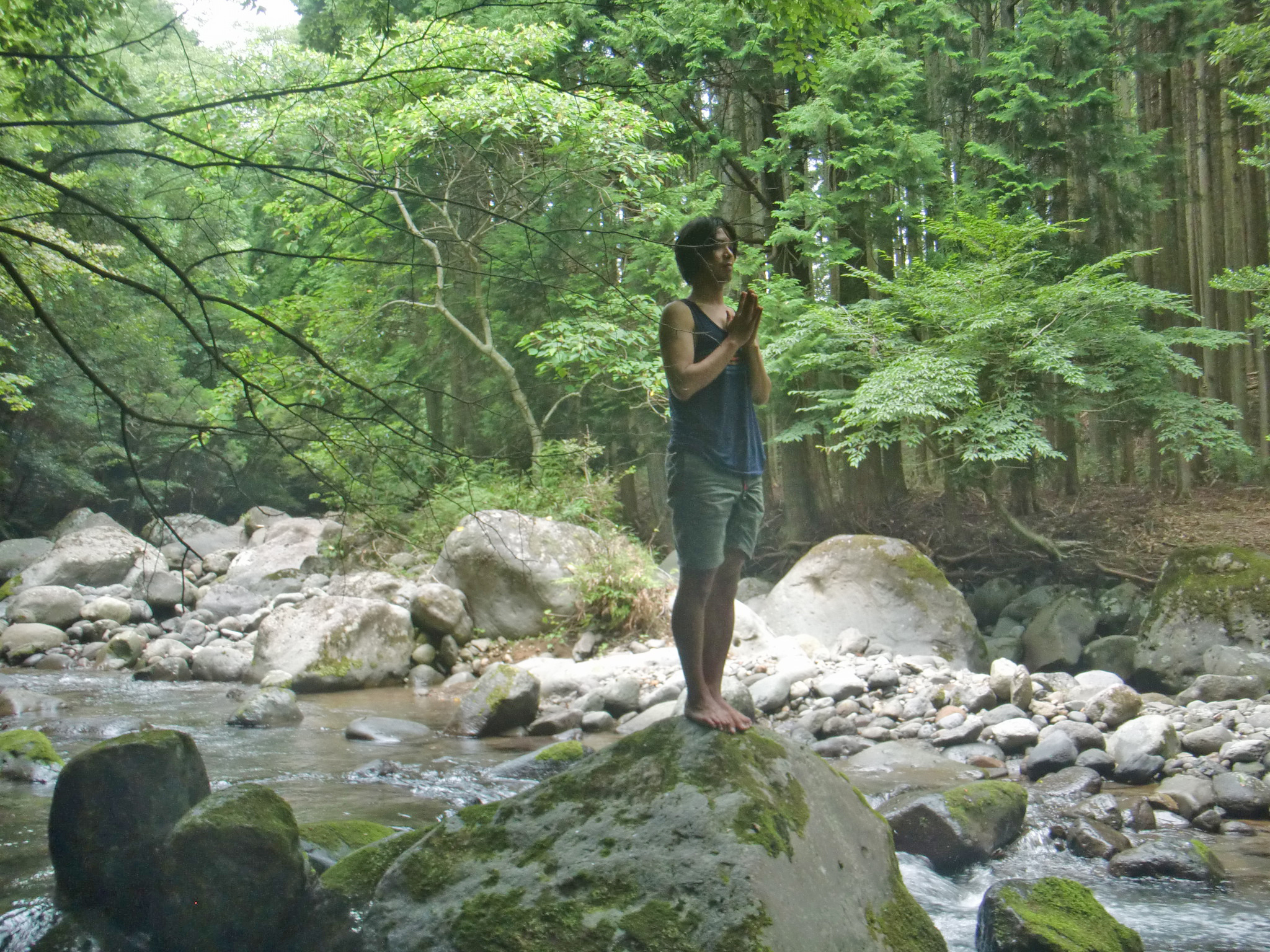 タダーサナ(山のポーズ)を正しいアライメントで練習する様子