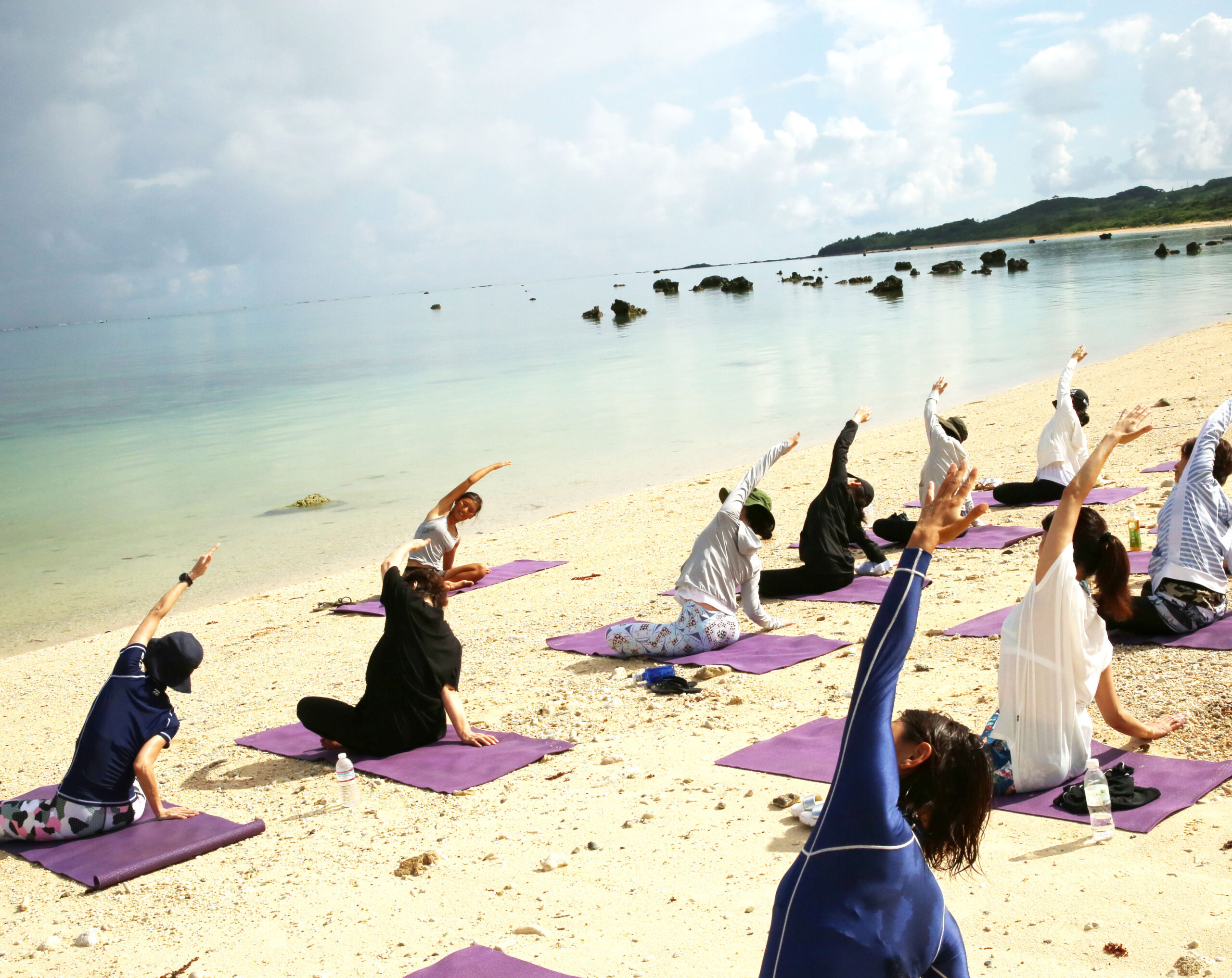 2018年のヨガリトリートでの瞑想シーン・自然の中で呼吸を整える参加者の様子