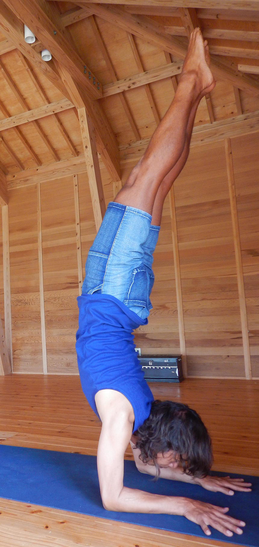 ヨーガスートラの記憶をテーマにしたブログに使用する、Trinity代表のヨガ指導シーンの写真