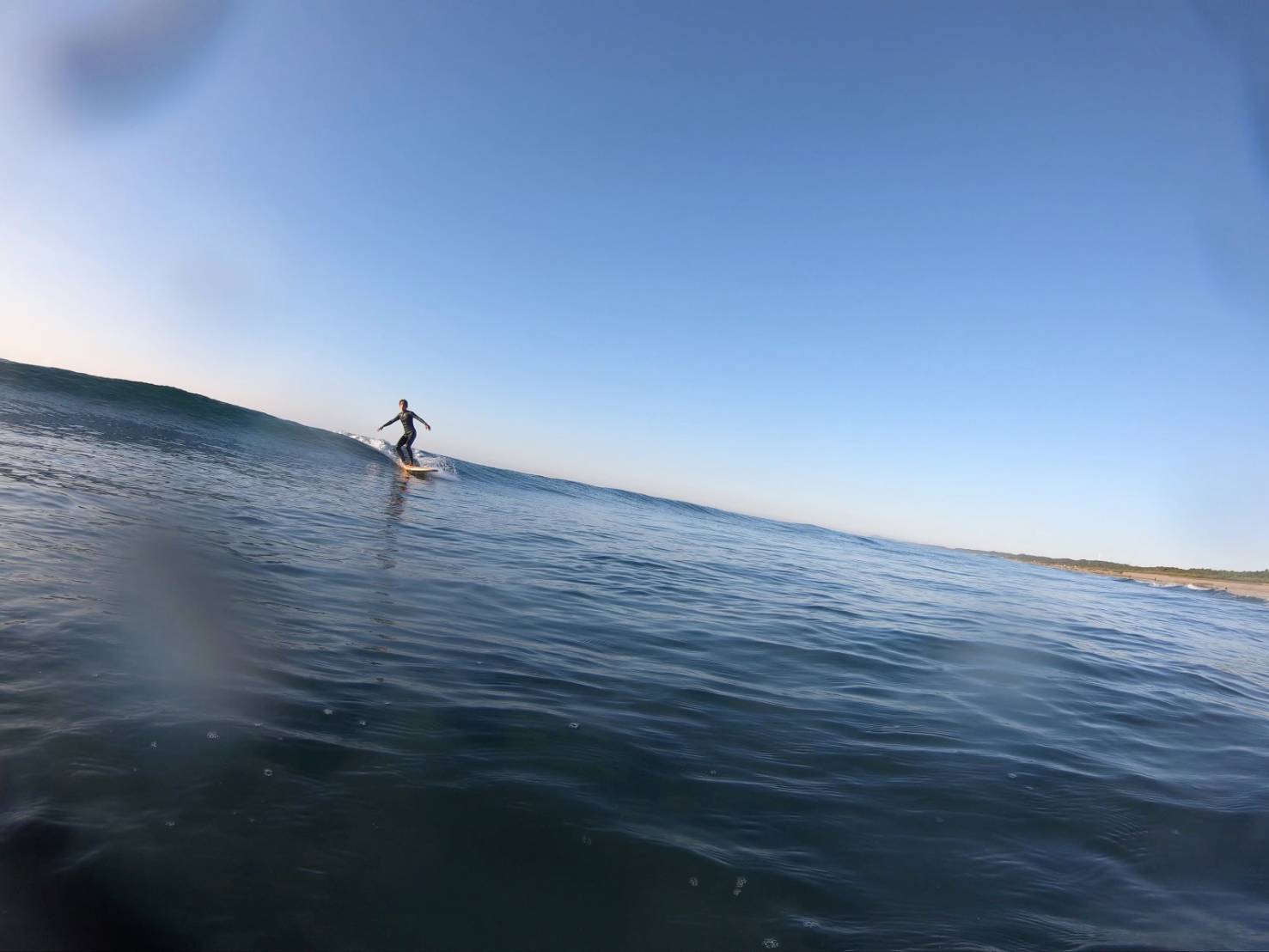冬の海でのサーフィンボードと波の風景