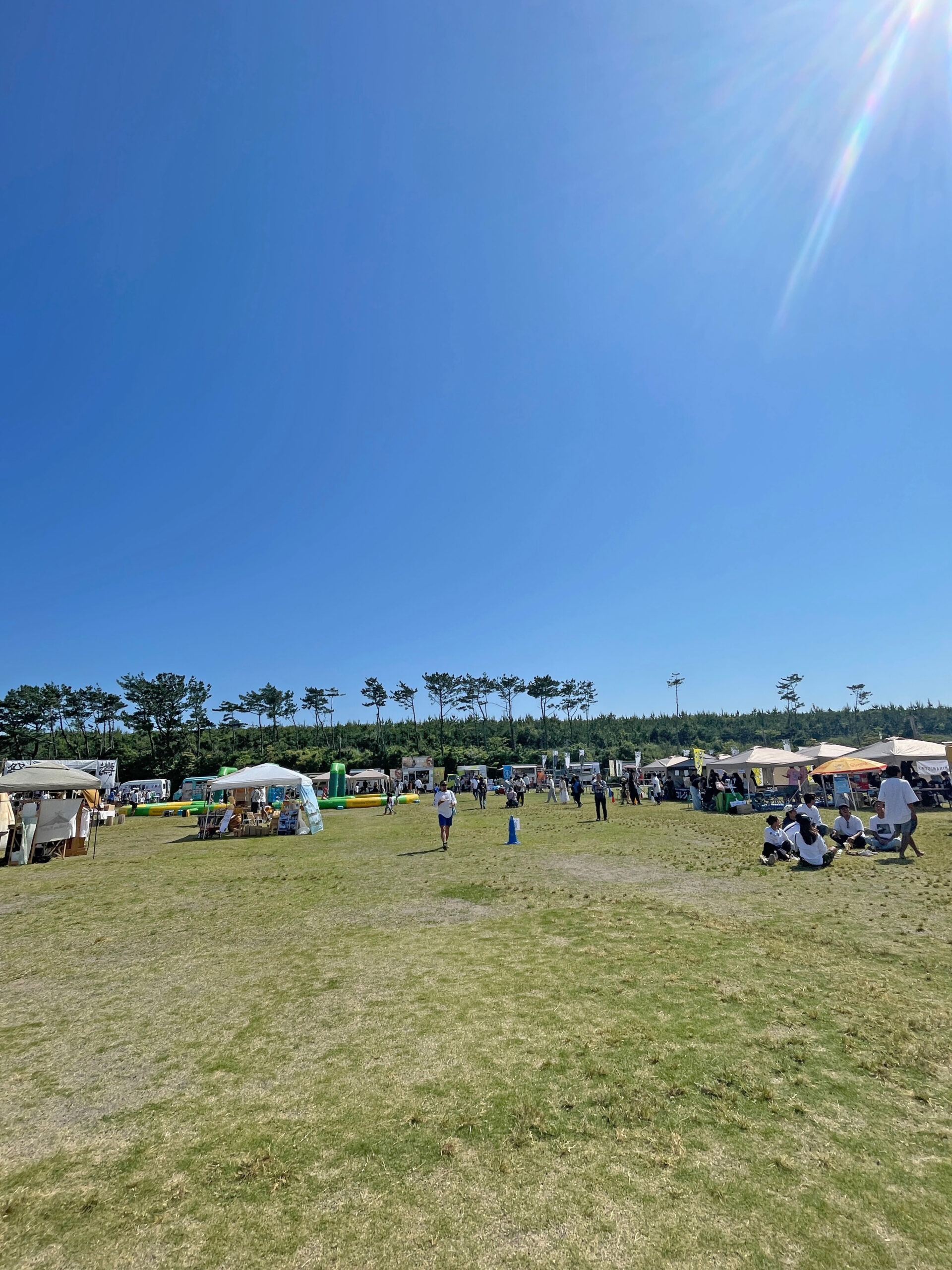 青空の下にテントや出店が並ぶ濤祭 AOTOSORAの会場風景