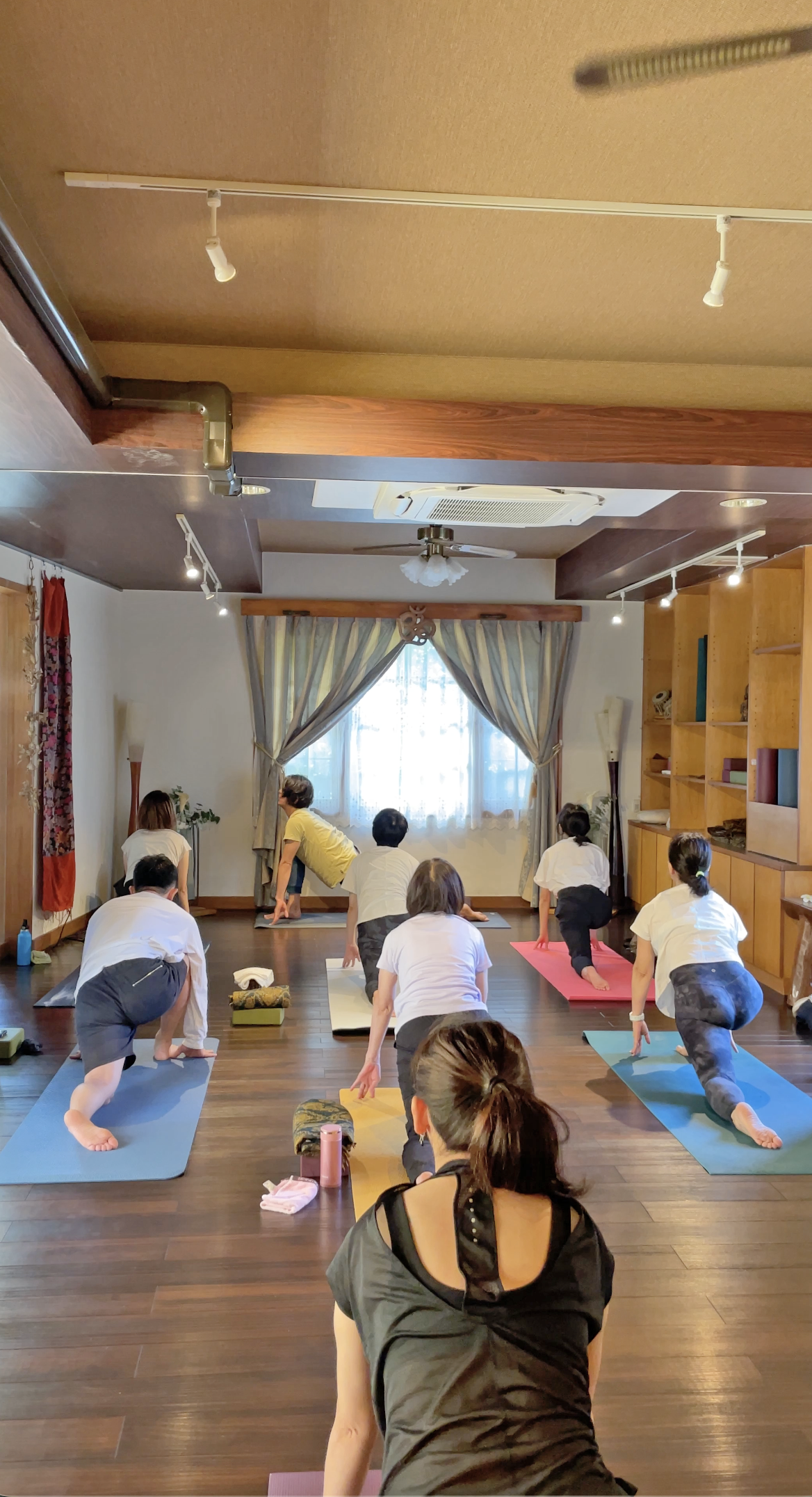 浜松市のTrinity YOGAスタジオで行われる初心者向けヨガレッスン
