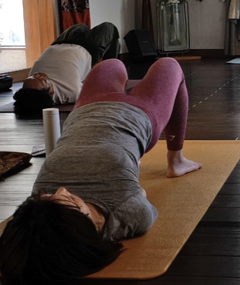 胸を開き肩まわりをやさしくほぐすヨガのポーズ