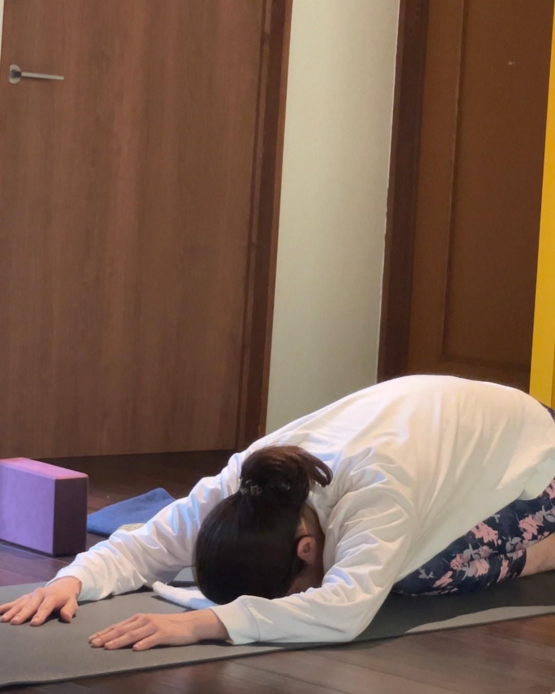 呼吸を整えながら身体と心をリラックスさせるヨガクラス