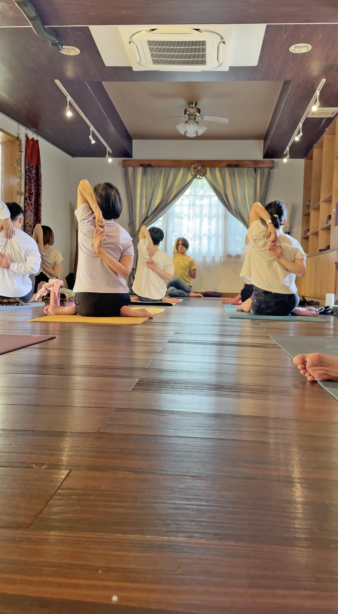 初心者向けヨガレッスンで身体をゆっくりほぐしていく様子