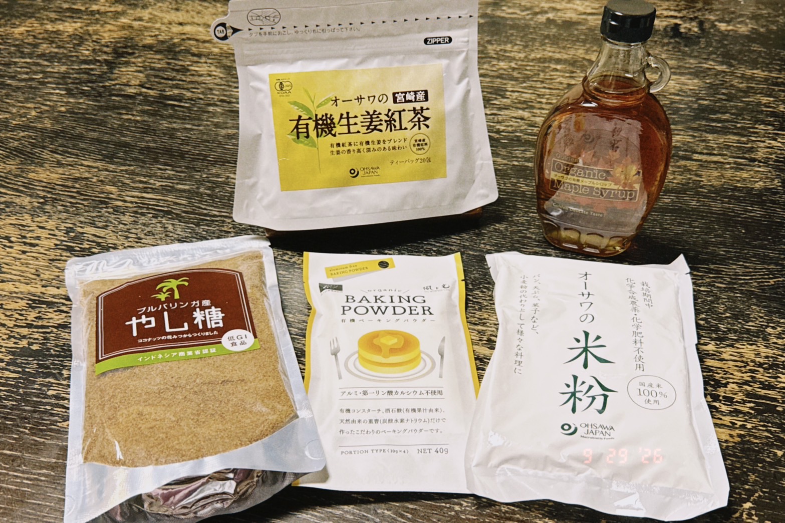 店頭に並ぶ米粉・ベーキングパウダー・メープルシロップ・やし糖・有機生姜紅茶の5点