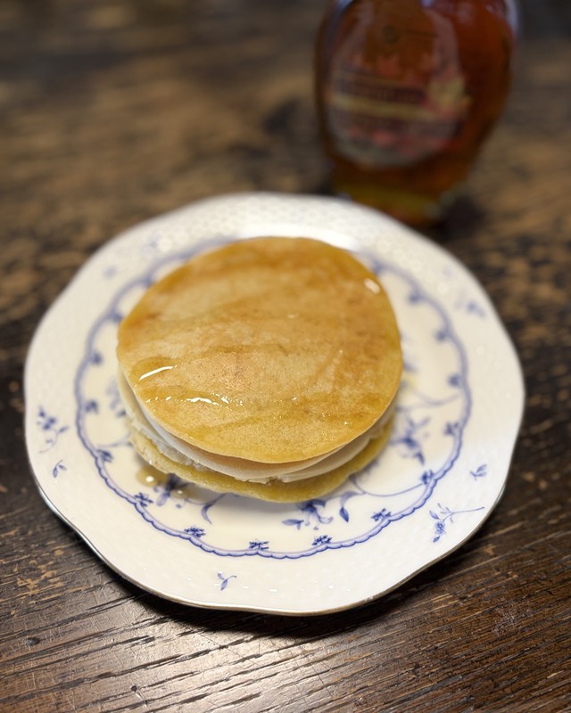 重ねた米粉パンケーキのクローズアップ